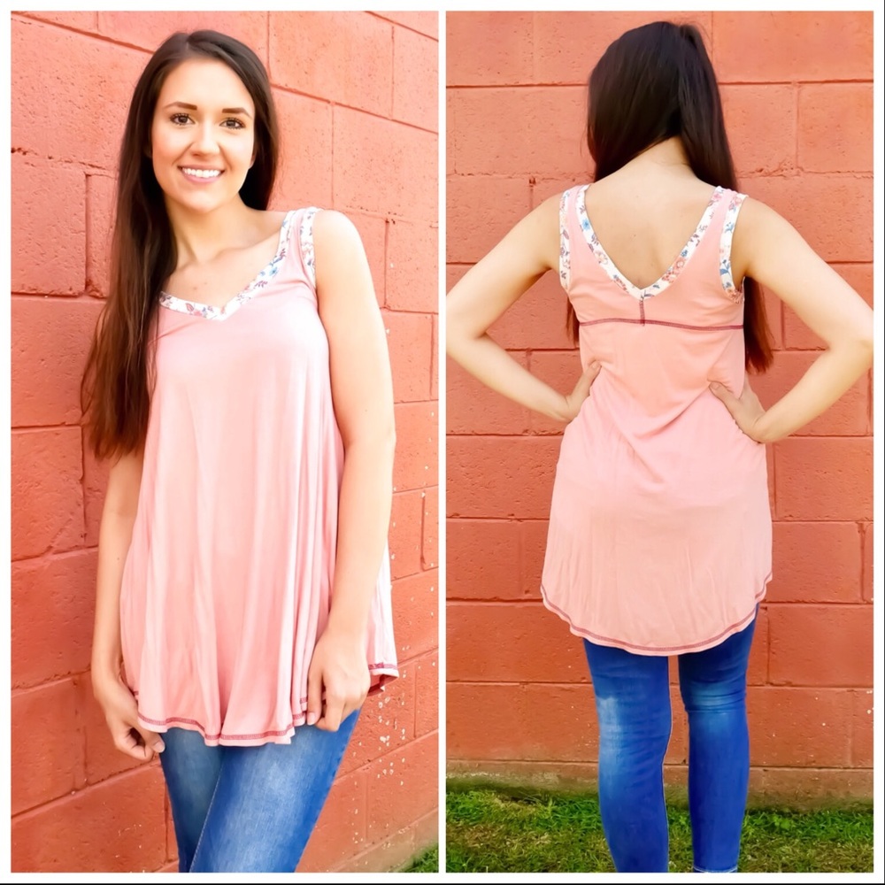 SOLD: 🌺 Simple Floral V Dusty Rose Blouse